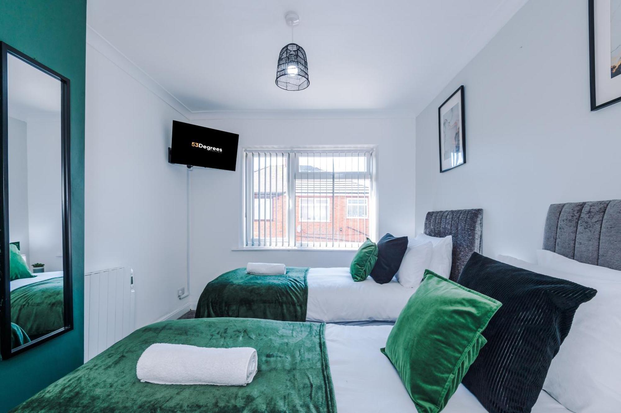 New! 3-bed In By 53 Degrees Property, Ideal For Long-term Corporate & Business Stays, Free Parking! Casa de férias *