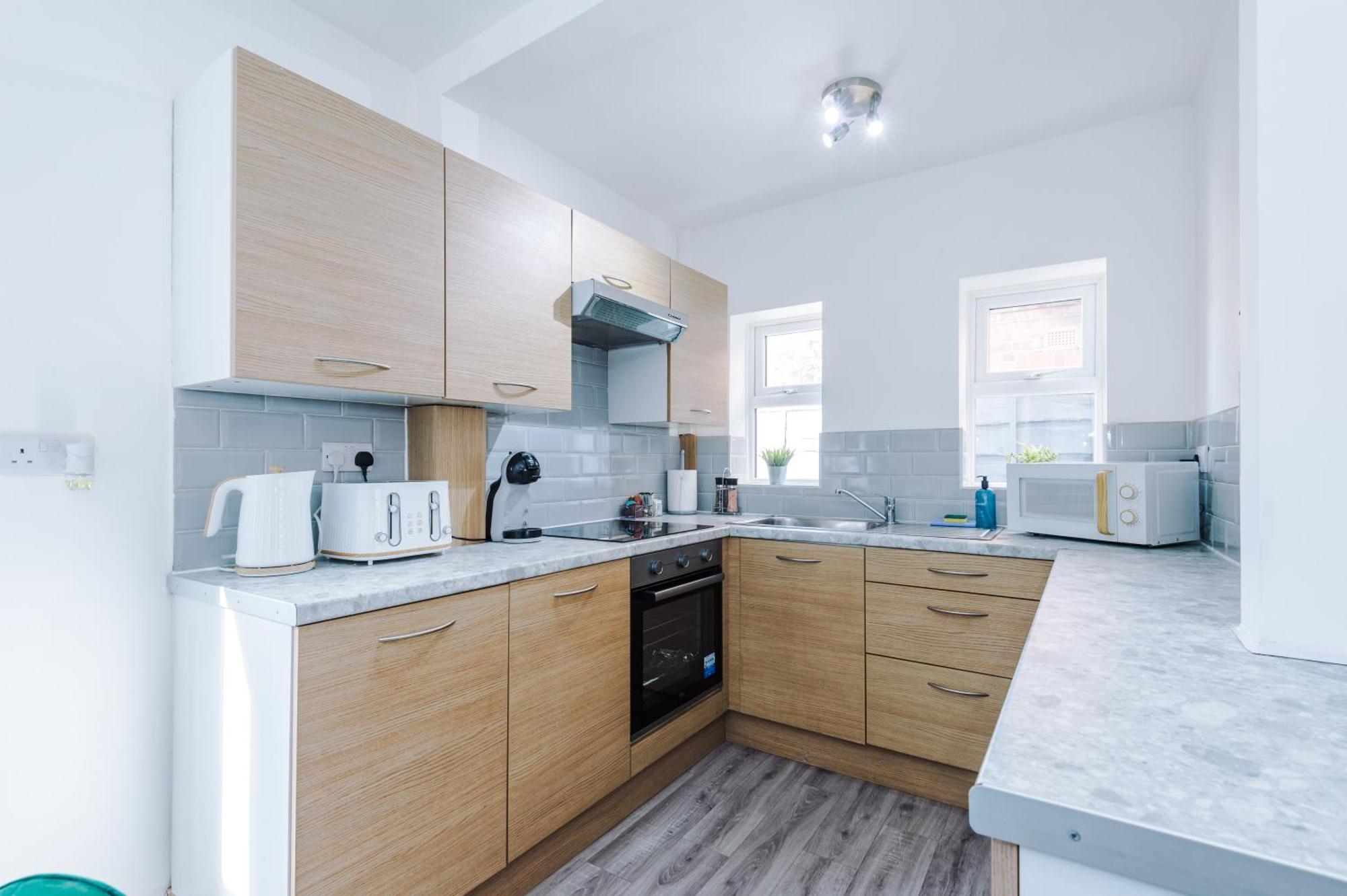 New! 3-bed In By 53 Degrees Property, Ideal For Long-term Corporate & Business Stays, Free Parking! Casa de férias