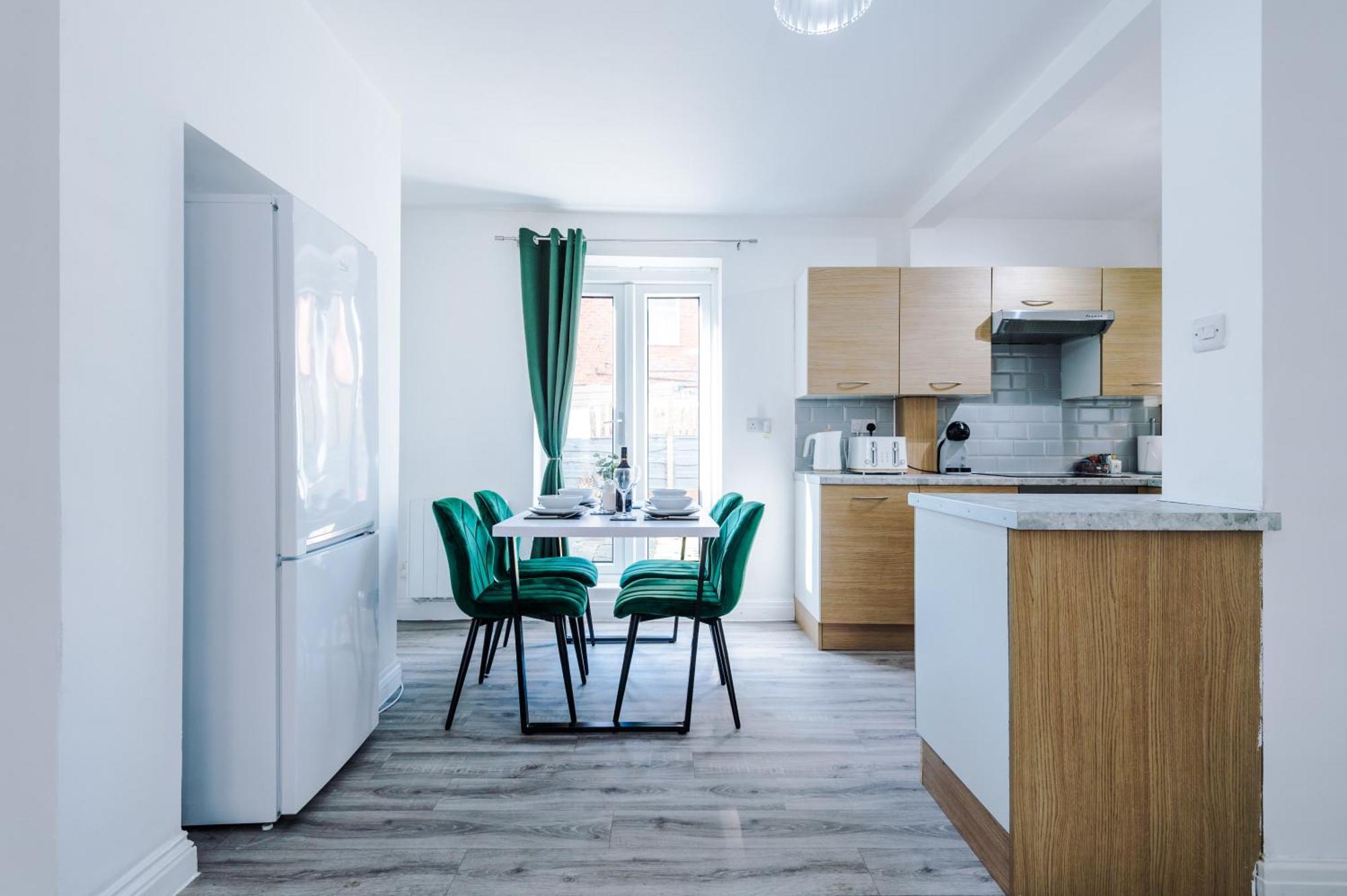 Casa de férias New! 3-bed In By 53 Degrees Property, Ideal For Long-term Corporate & Business Stays, Free Parking!
