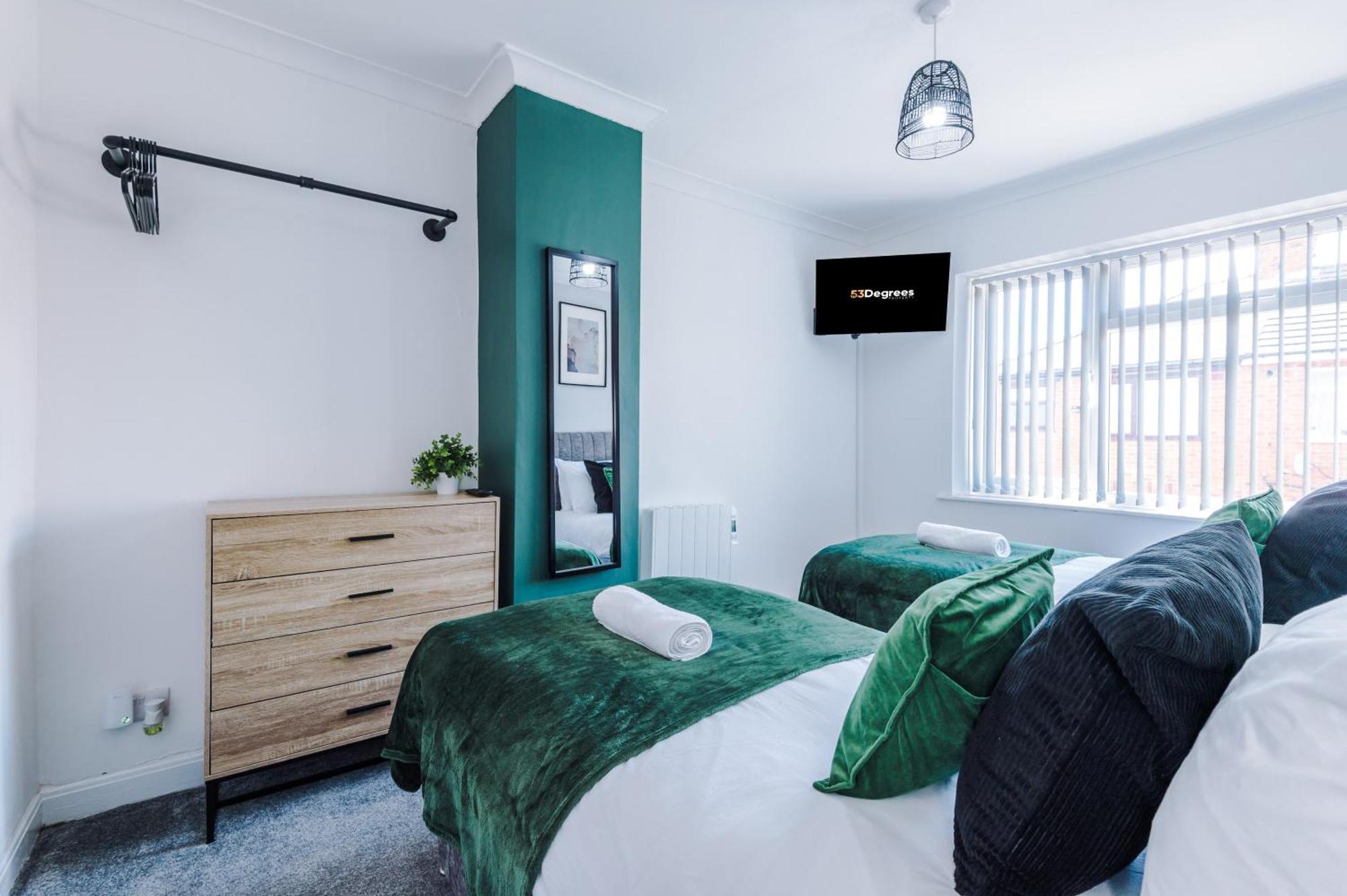 New! 3-bed In By 53 Degrees Property, Ideal For Long-term Corporate & Business Stays, Free Parking! Casa de férias *